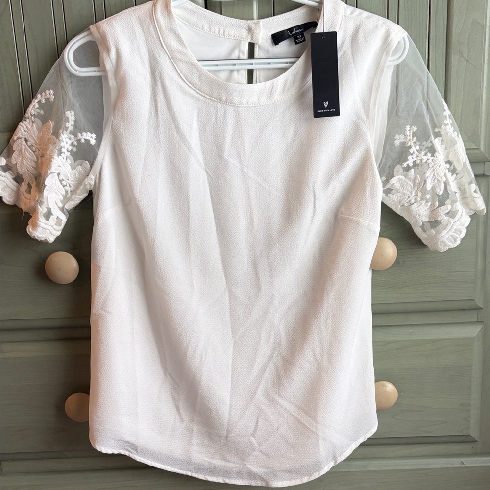 LULUs XS NWT White Lace Sleeve Women's Top